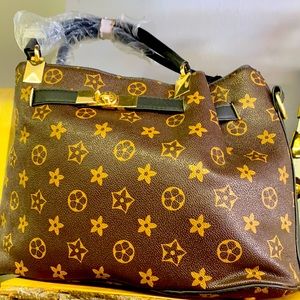 Am sell ladies shoes 👠 bags 💼 wears